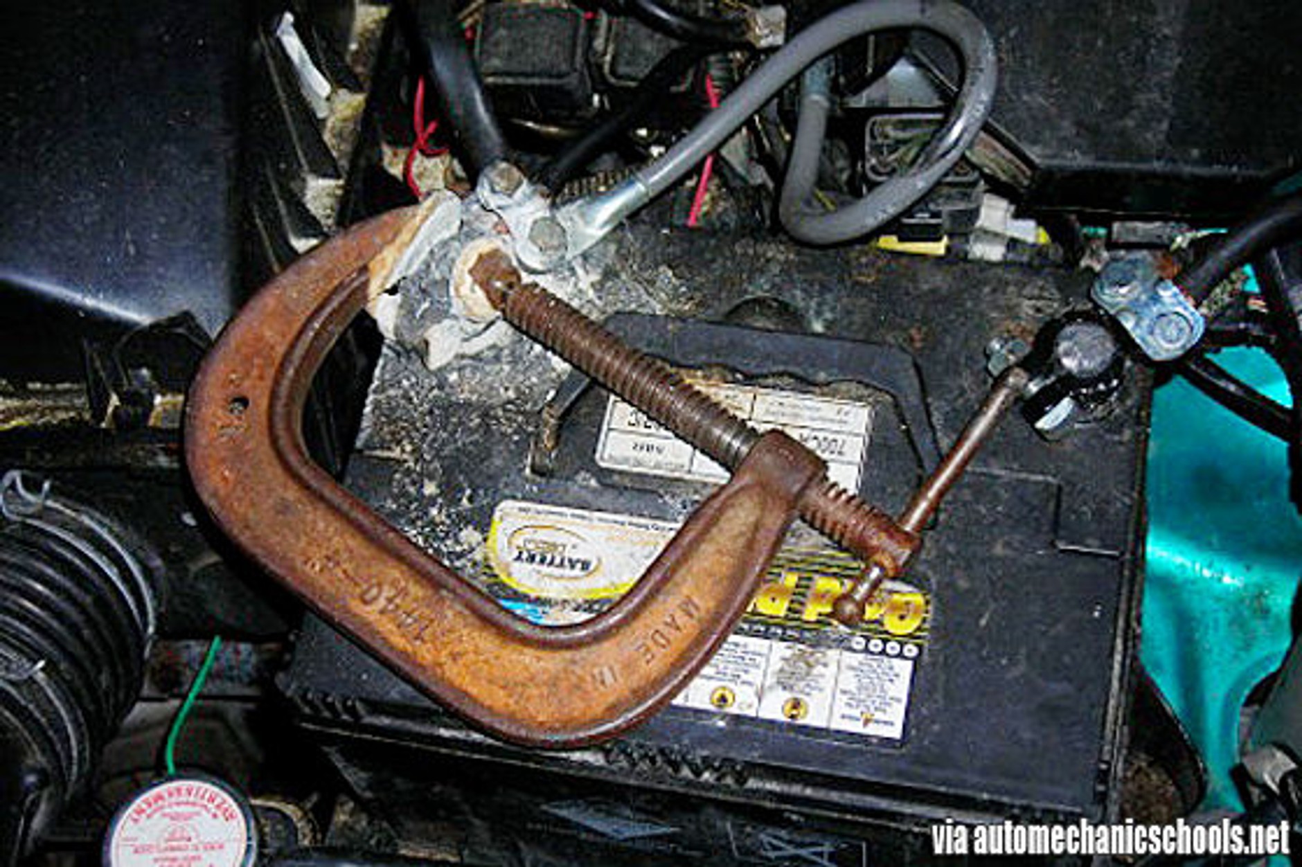 Jak nie naprawiać samochodu: 25 przykładów