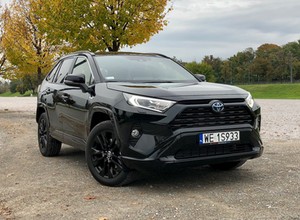 Toyota RAV4 2.5 Hybrid AWD Black Edition by JBL – cała na czarno