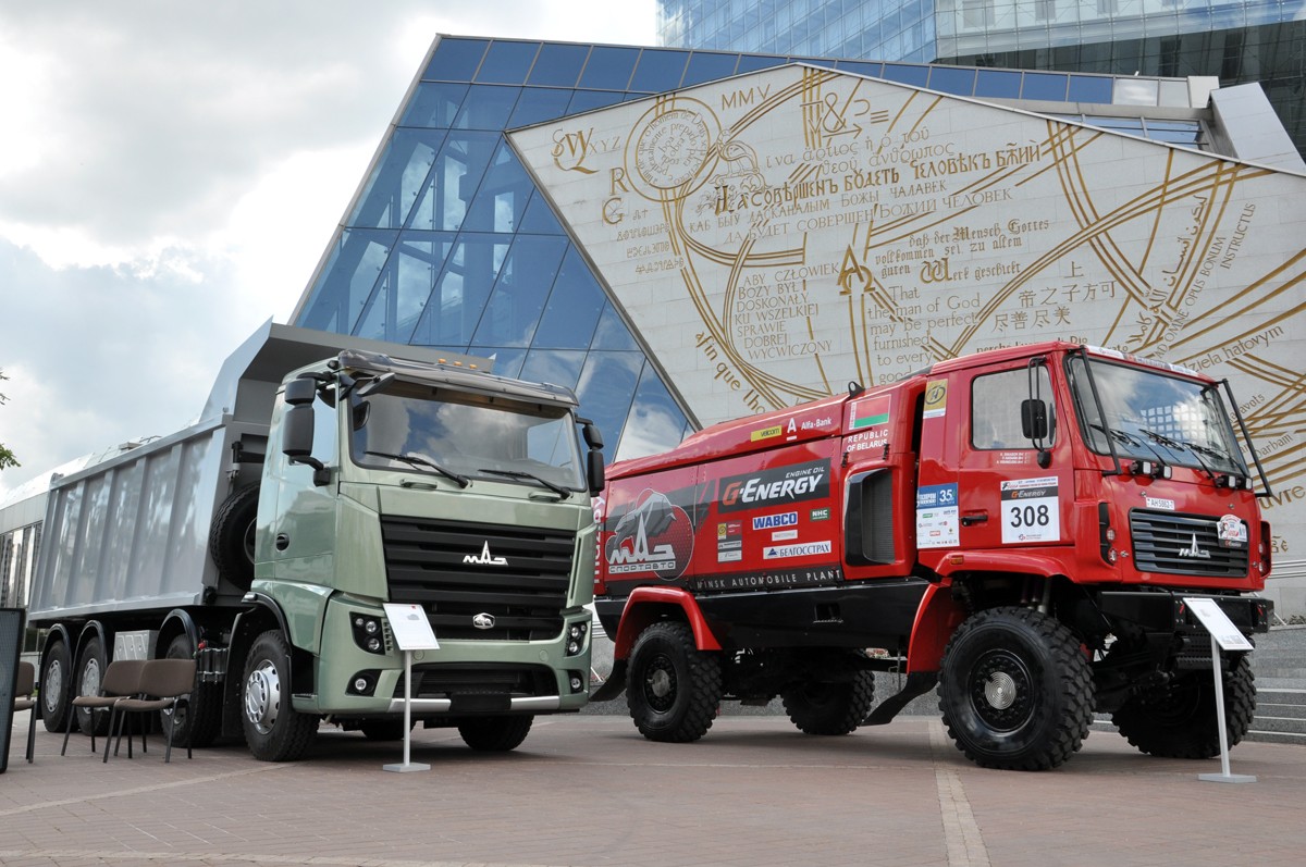 MAZ. Po lewej wersja do transportu m.in. kruszywa