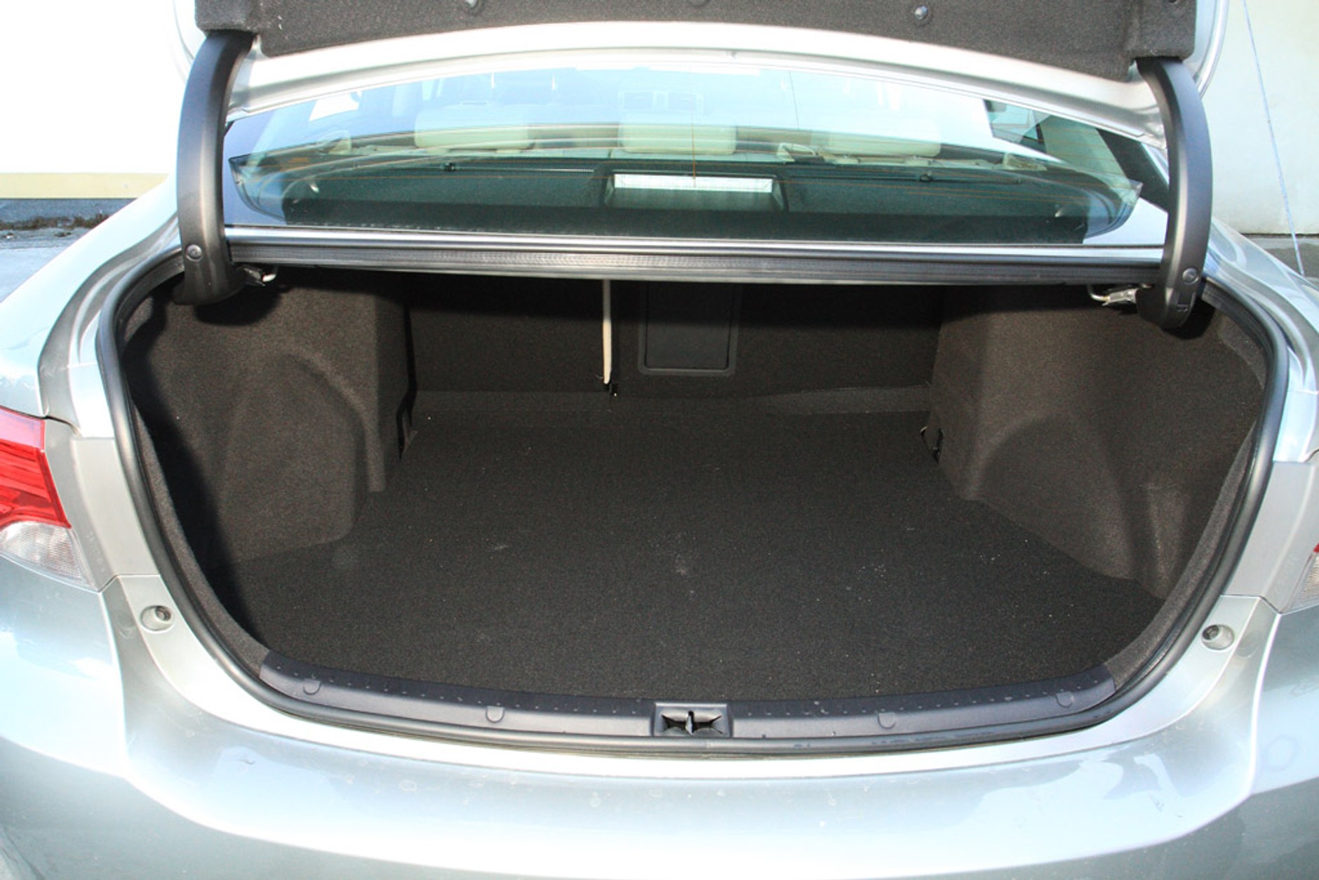 Kia Optima kontra Toyota Avensis: sedany bez nadęcia