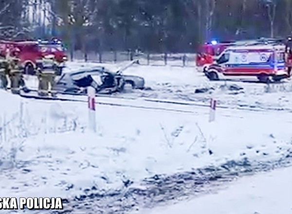 Bez zatrzymania wjechał na niestrzeżony przejazd kolejowy. Zderzył się z szynobusem
