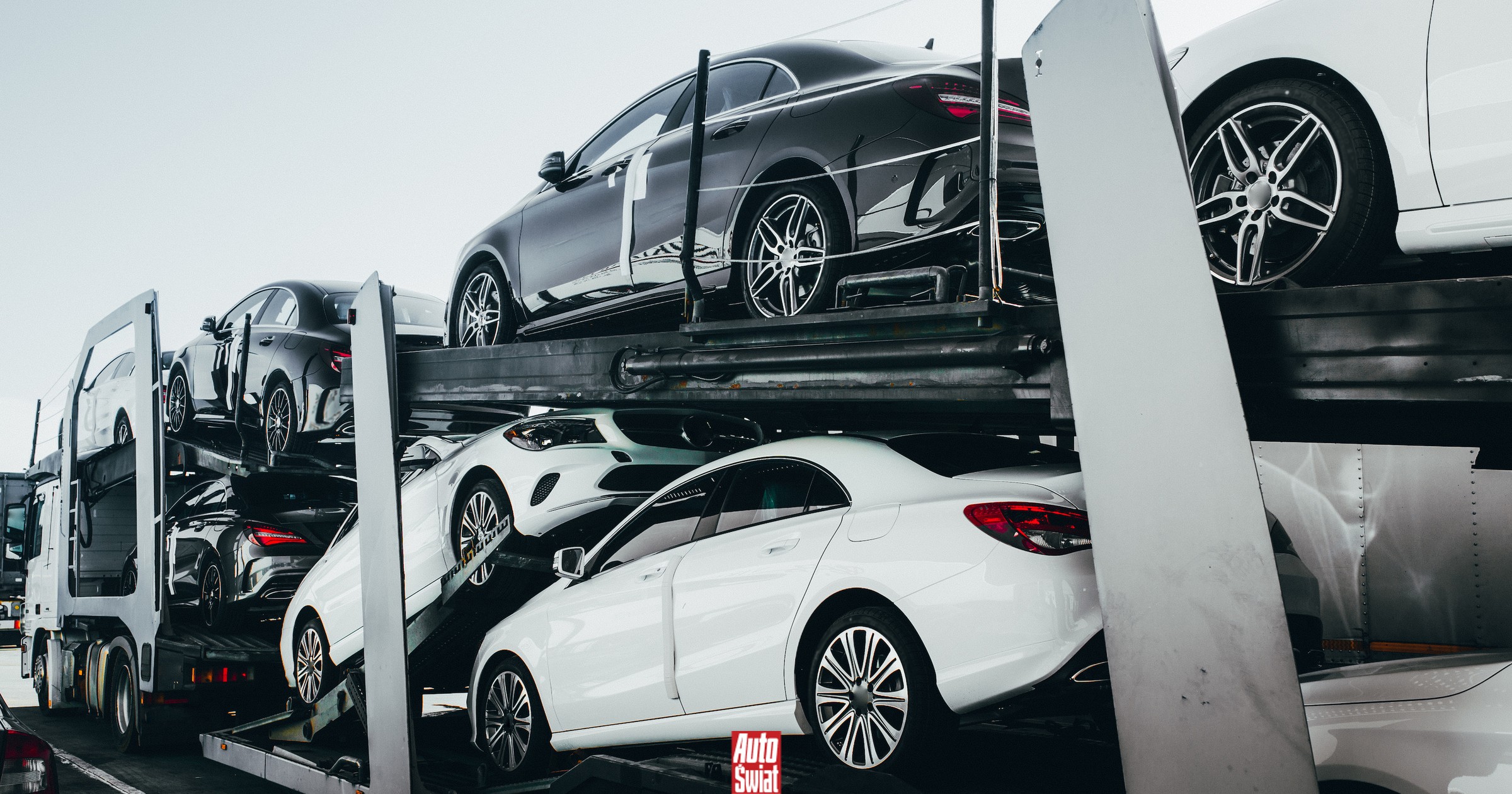 Ile tak naprawdę w Polsce jest samochodów? Odejmujemy martwe dusze