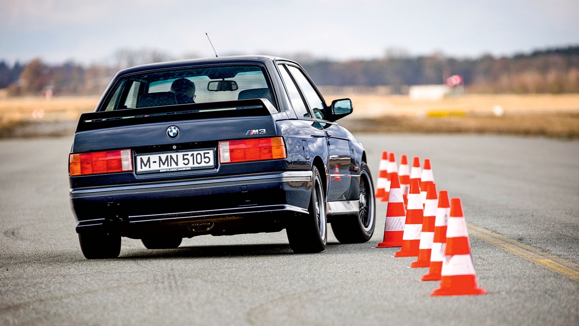 Tylny spoiler w Cecotto jest dwuczęściowy. Slalom BMW M3 można nawet z dużymi prędkościami pokonywać lewą ręką.