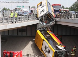 Wiadomo, kto spowodował wypadek na Woli w Warszawie. To kierowca autobusu, który spadł z mostu Grota-Roweckiego