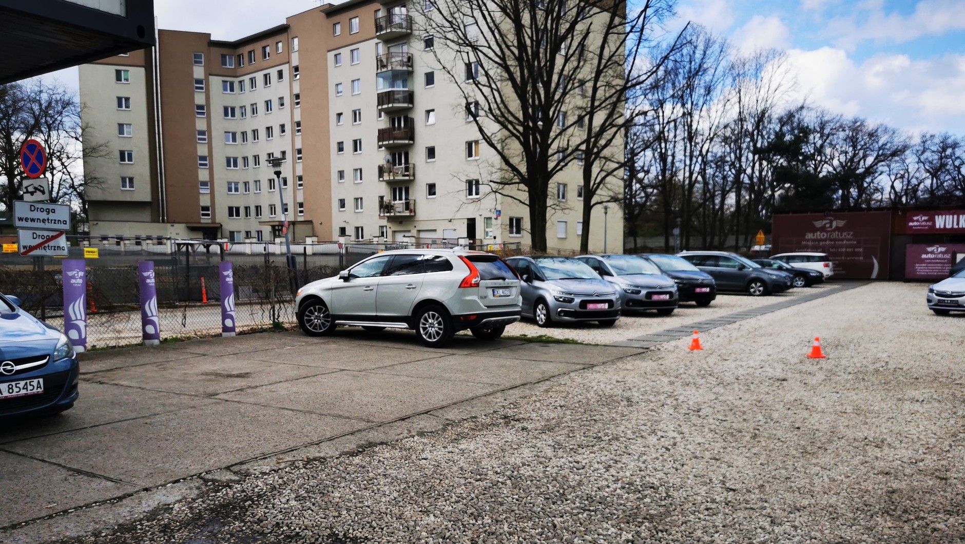 W komisach sporo wolnych miejsc, aut nie za dużo