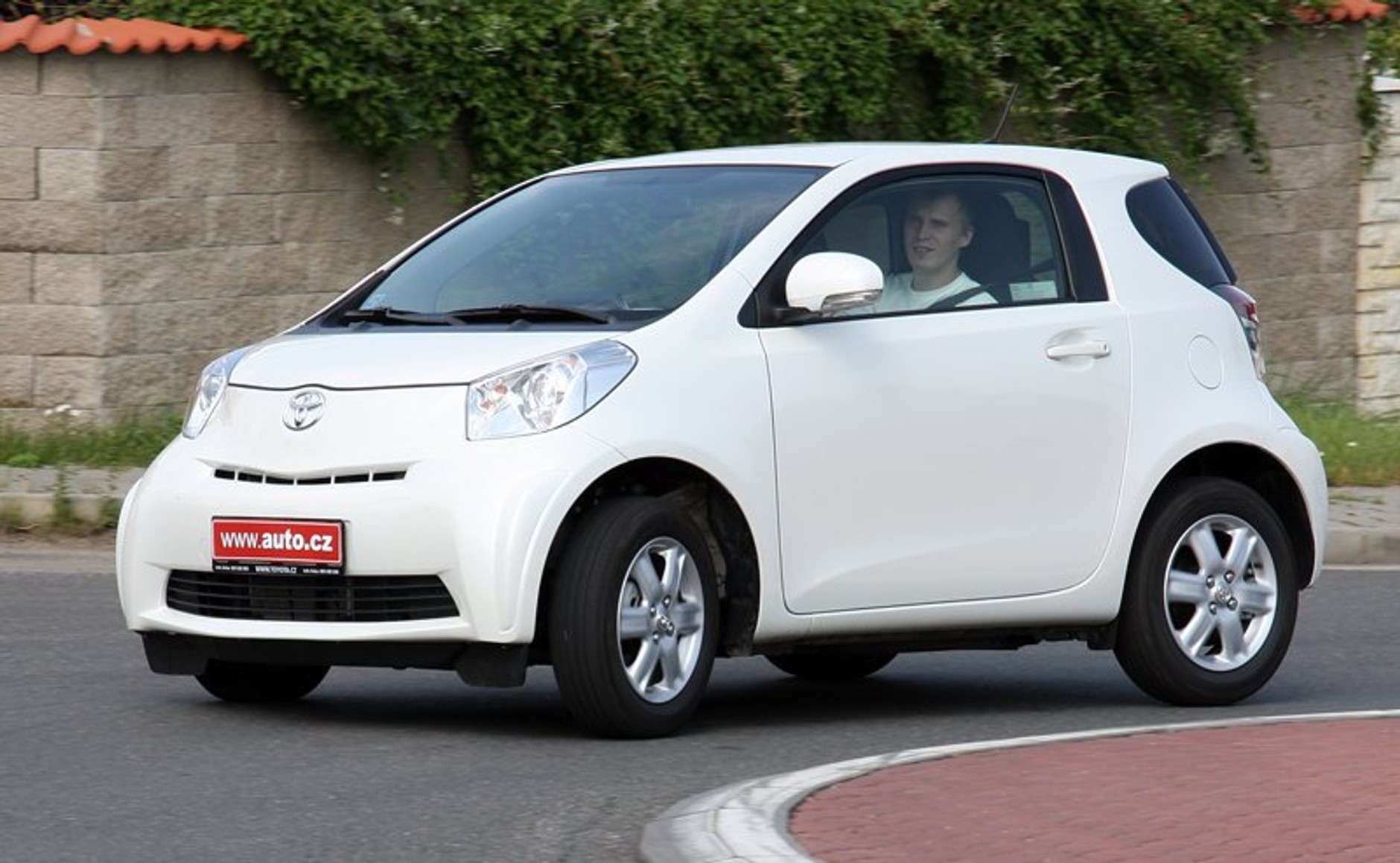 Test: Toyota iQ 1,0 (50 kW) – Má pod čepicí