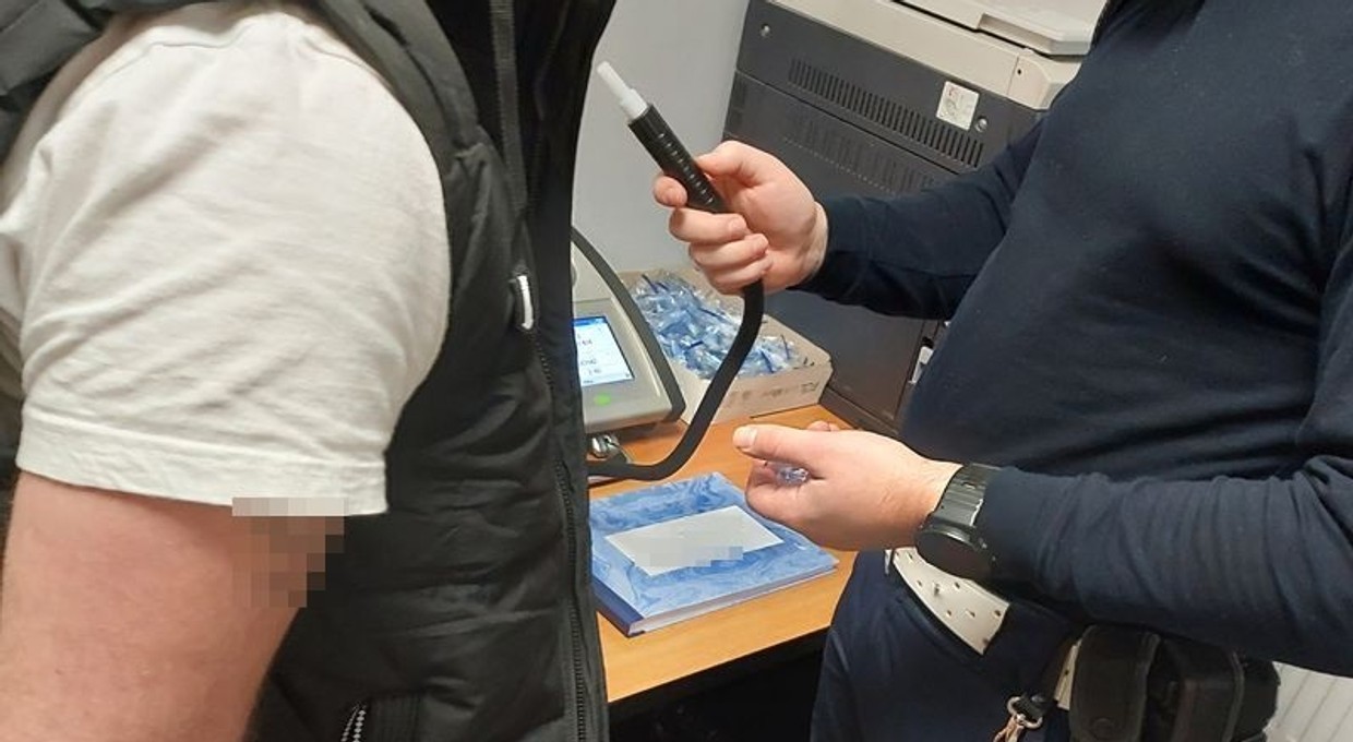 Zauważyli podejrzane zachowanie kierowcy. Mieszkańcy zabrali mu kluczyki