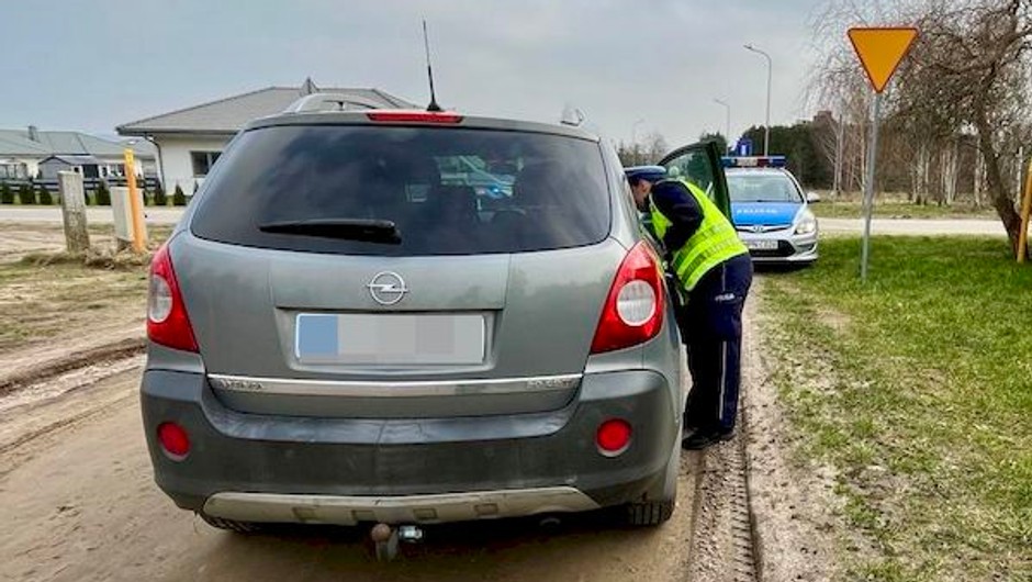 Policjanci dostali zgłoszenie o pijanym kierowcy. Świadek był pierwszy