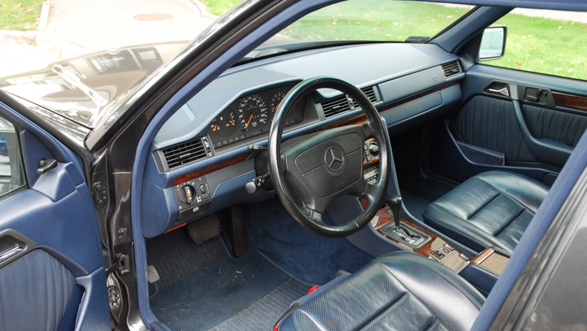 Mercedes 500E: może trochę&nbsp;ładniej niż w taksówce, ale różnica nie jest wcale wielka. 