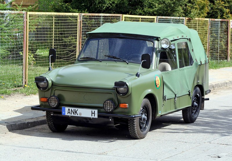 Trabant doczekał się też wersji specjalnych – m.in. dla wojska i straży granicznej. Niska masa własna i napęd na przód zapewniały mu niezłą dzielność terenową.