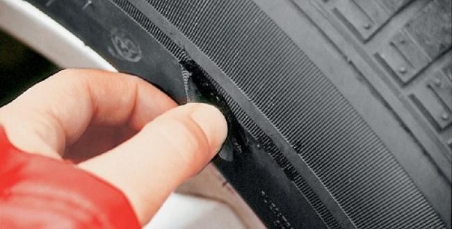 Opona uszkodzona z boku nie nadaje się do naprawy