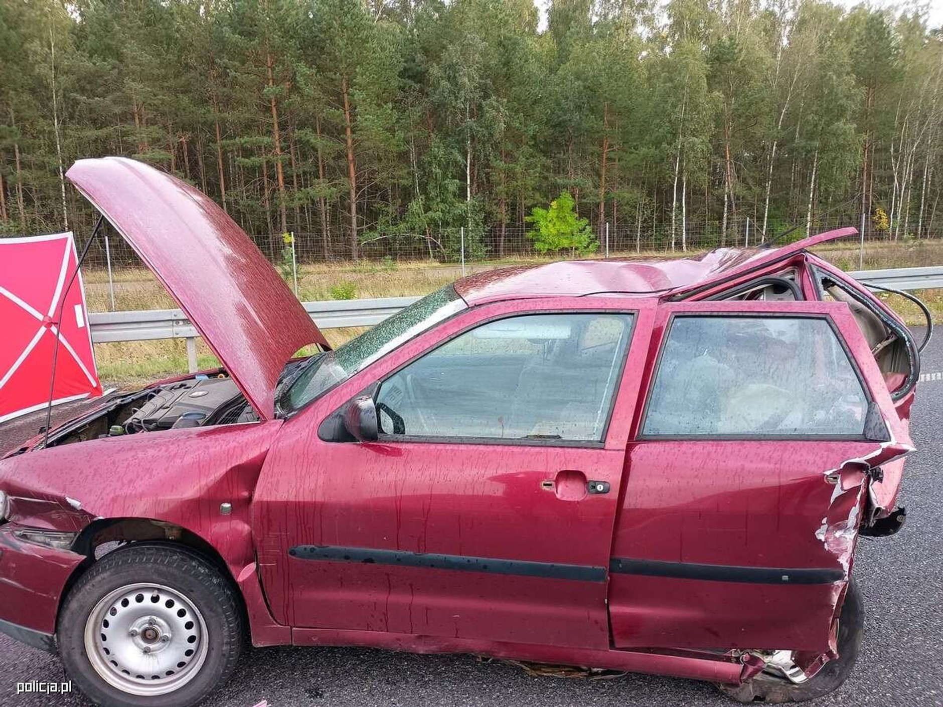 Stary Seat po uderzeniu w tył przez znacznie nowszego Mercedesa