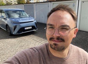 Jeździłem luksusowym elektrycznym "dziwolągiem" za ponad 180 tys. zł. Van premium z Chin zaskakuje jak żadne inne auto