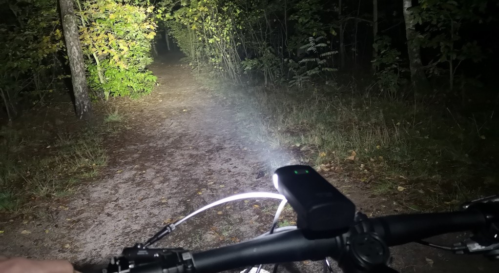 Światło lampki Giant Recon HL 1800 w najmocniejszym trybie: w rzeczywistości wydaje się, że droga oświetlona jest nawet jaśniej; w lesie sprawdza się nawet lepiej tryb „pół mocy”