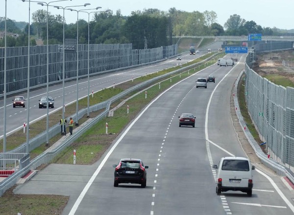 Jazda lewym pasem z maksymalną prędkością. Jeśli prawy jest wolny, może być duży mandat