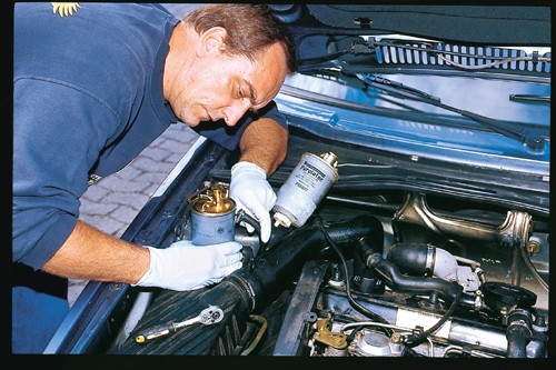 Po zamontowaniu podgrzewacza paliwa, zmienionego filtra i "wtrysku samostartu" stary Golf jako-tako radził sobie z jazdą na oleju spożywczym.