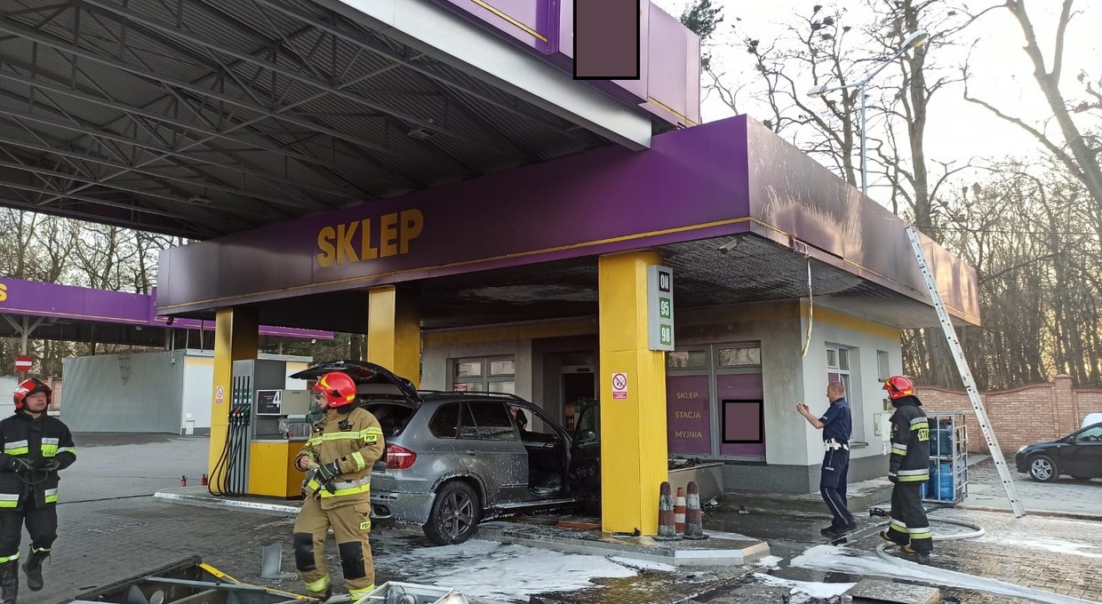SUV staranował stację benzynową w Tarnowie. Doszło do pożaru