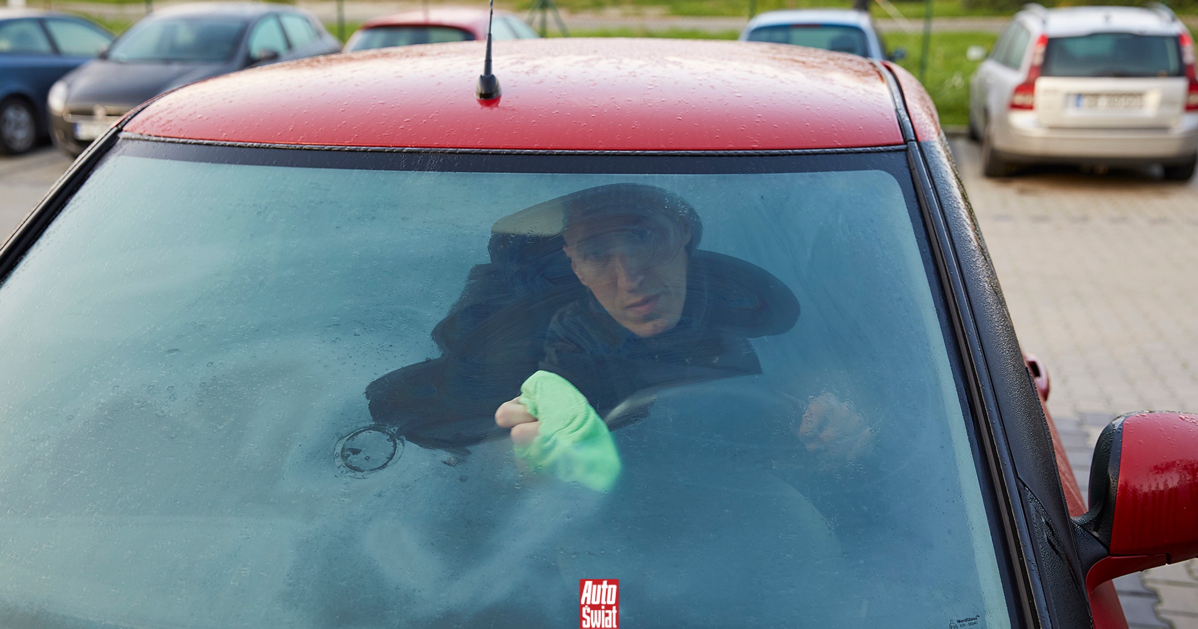 Tak pozbędziesz się zaparowanych szyb w samochodzie. Działa prosta domowa sztuczka