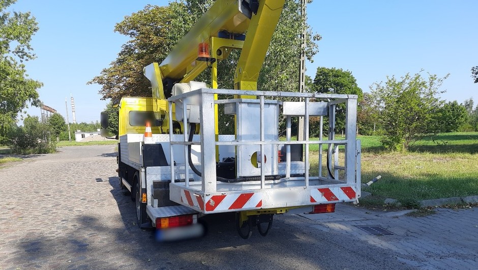 Podnośnik koszowy zatrzymany do kontroli. 16 sierpnia 2023 r., Płock