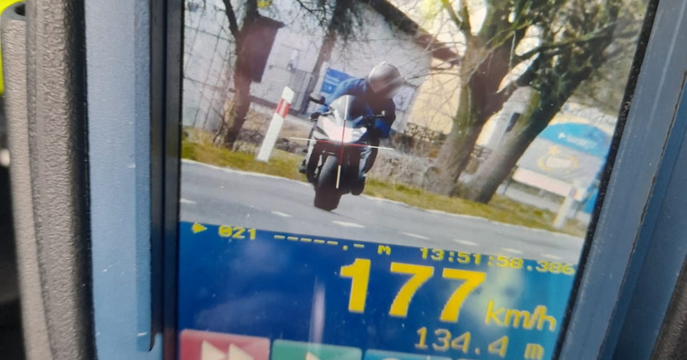 Szokujące przekroczenie prędkości na motocyklu