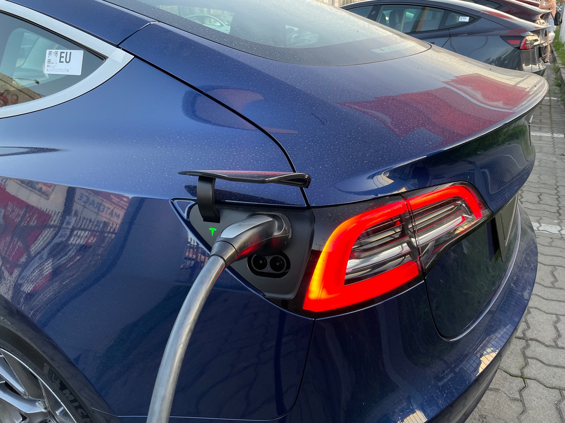 W oczekiwaniu na mycie Tesla się ładowała. To na plus