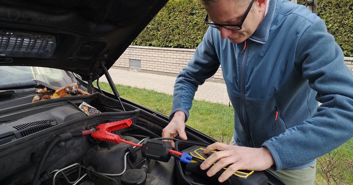  To małe pudełko uruchamia auto z rozładowanym akumulatorem. Ale jest haczyk