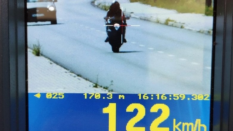 Obraz pochodzący z serwisu https://gliwice.policja.gov.pl/ka9/informacje/wiadomosci/388901,Ryzykowna-przejazdzka-na-motocyklu-skonczyla-sie-utrata-prawa-jazdy.html