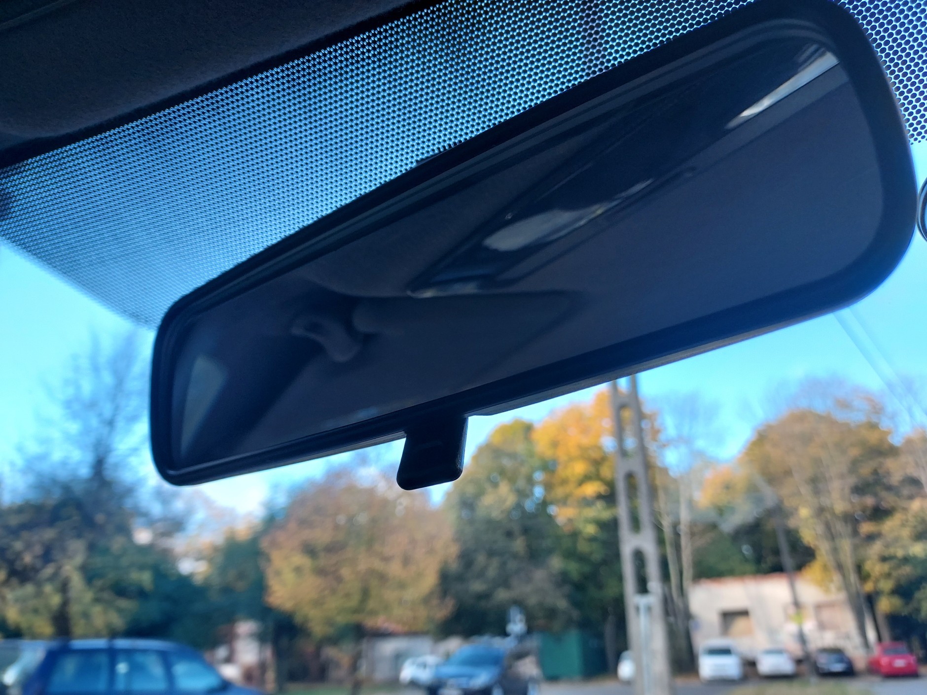 W starszych autach za neutralizację błysków w lusterku służył tzw. języczek