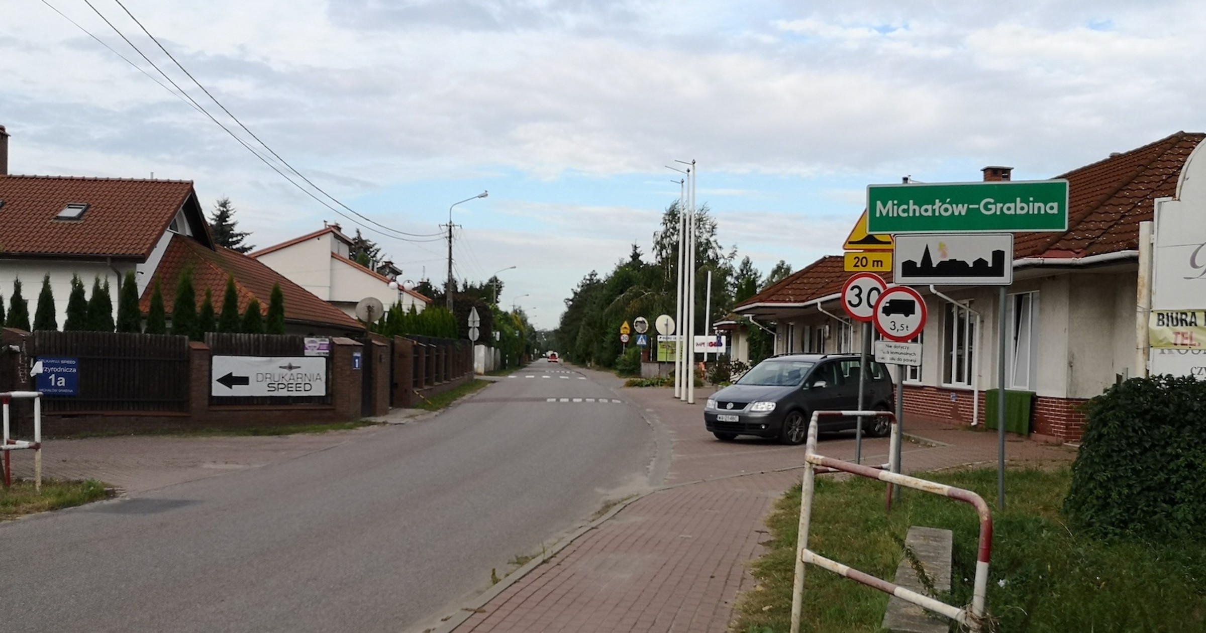 Po jednej stronie znak wjazdu na obszar zabudowany, a po drugiej... nic. Czy znak D-42 dla jadących z przeciwka oznacza koniec obszaru zabudowanego?
