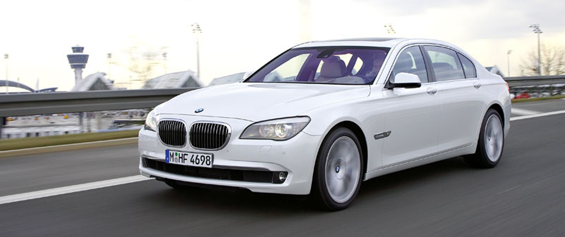BMW 760i – nowy silnik 6,0 V12 i 8-biegowy automat