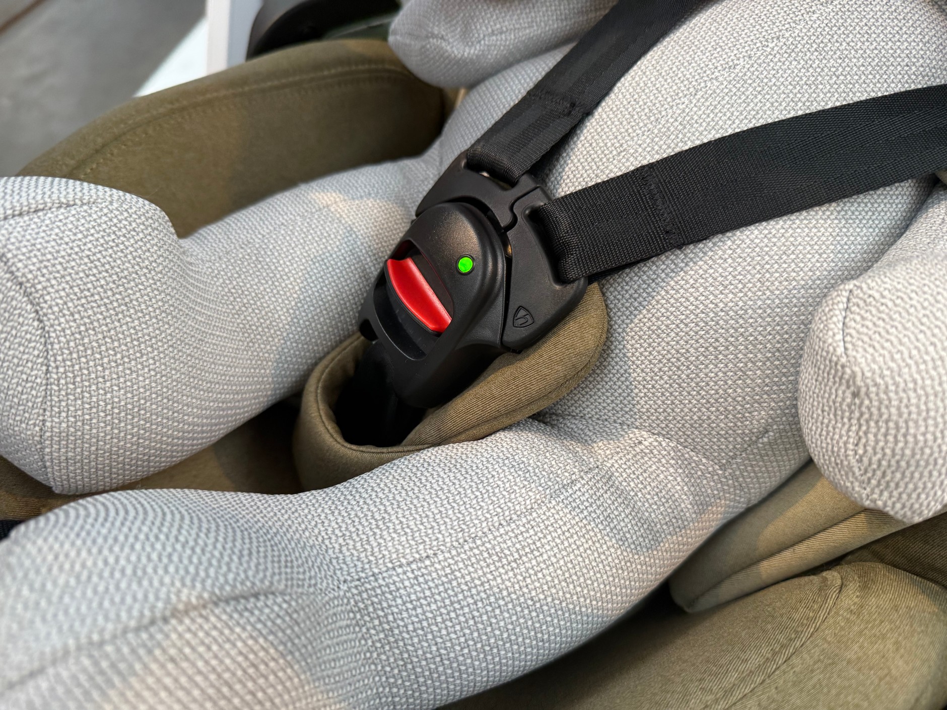 Wskaźnik dociągnięcia pasa bezpieczeństwa w foteliku dla niemowląt