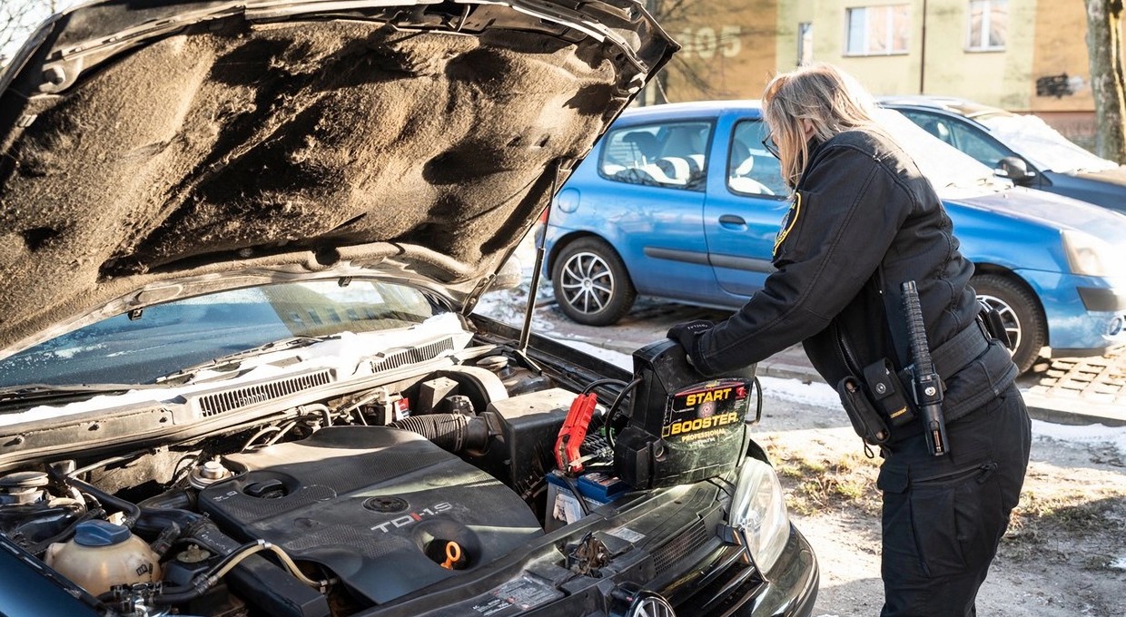 Podobno straż miejska za darmo pomaga odpalić auta. Sprawdziłem miejską legendę