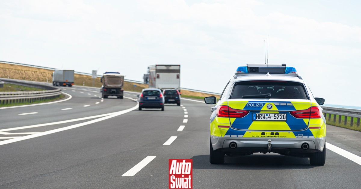Policjant nagle jedzie zygzakiem po autostradzie. To konkretny sygnał dla kierowcy