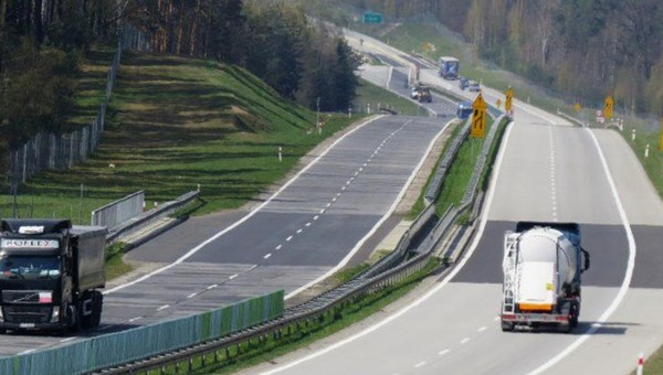 Kierowcy TIR-ów będą pracować dłużej. Są nadzwyczajne okoliczności