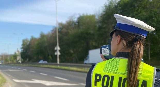 Policjanci zaglądają do samochodów i szukają dwóch rzeczy. Mandat pięć tys. zł? Wyjaśniamy