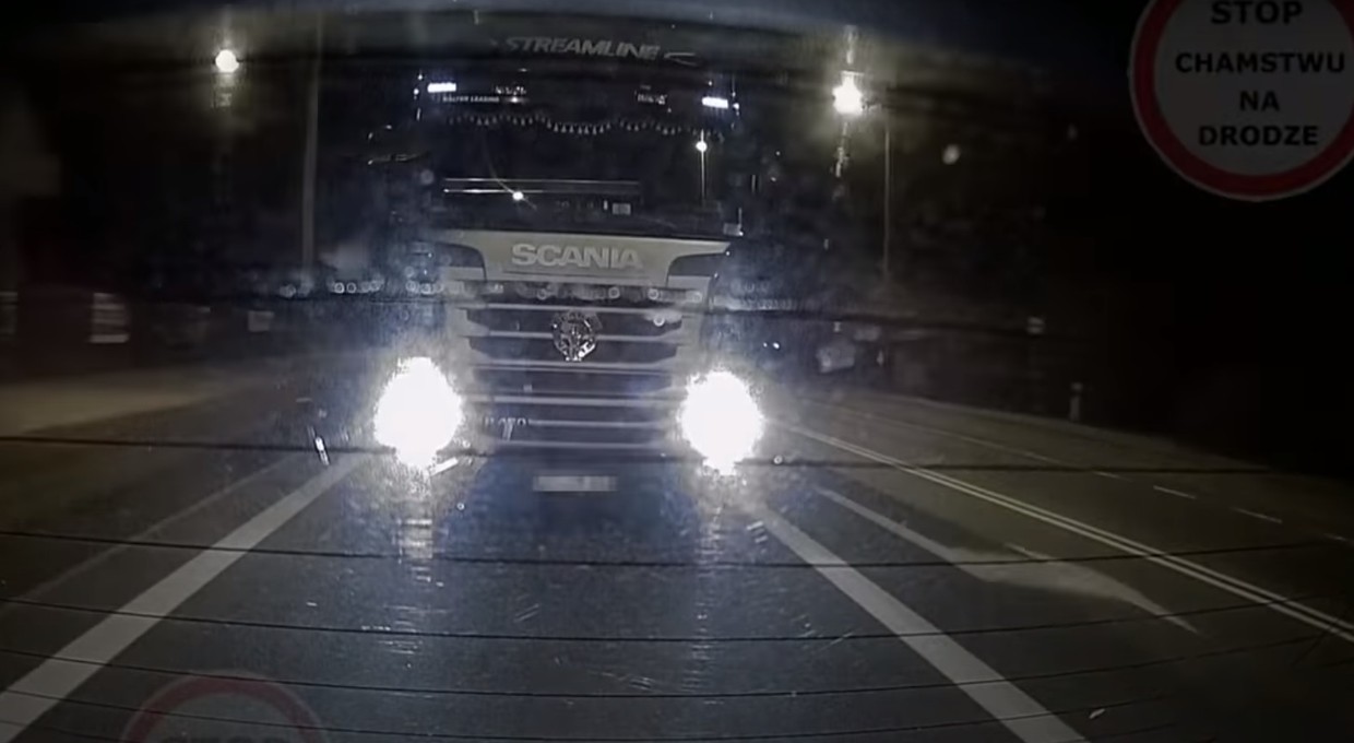 Ciężarówka na zderzaku - poganianie i spychanie z drogi [Nagranie]