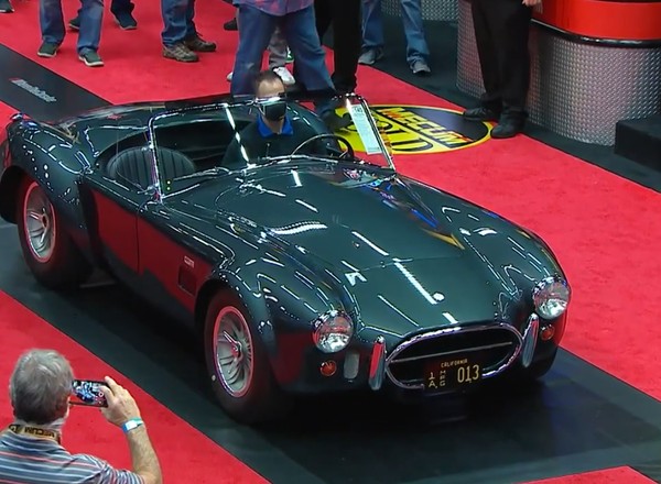 Cobra 427 Roadster Carrolla Shelby'ego sprzedany za blisko 6 mln dolarów