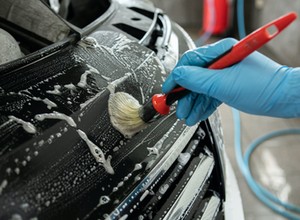 Czym się różni mycie detailingowe od wizyty w zwykłej myjni?
