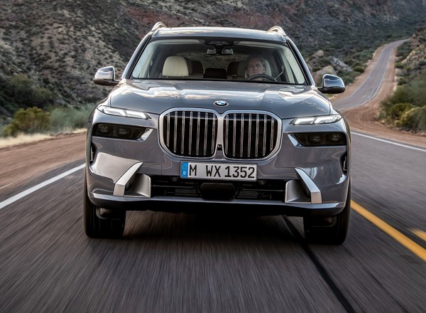 Jeździliśmy nowym BMW X7 – co zmieniło się w mega-SUV-ie po liftingu?