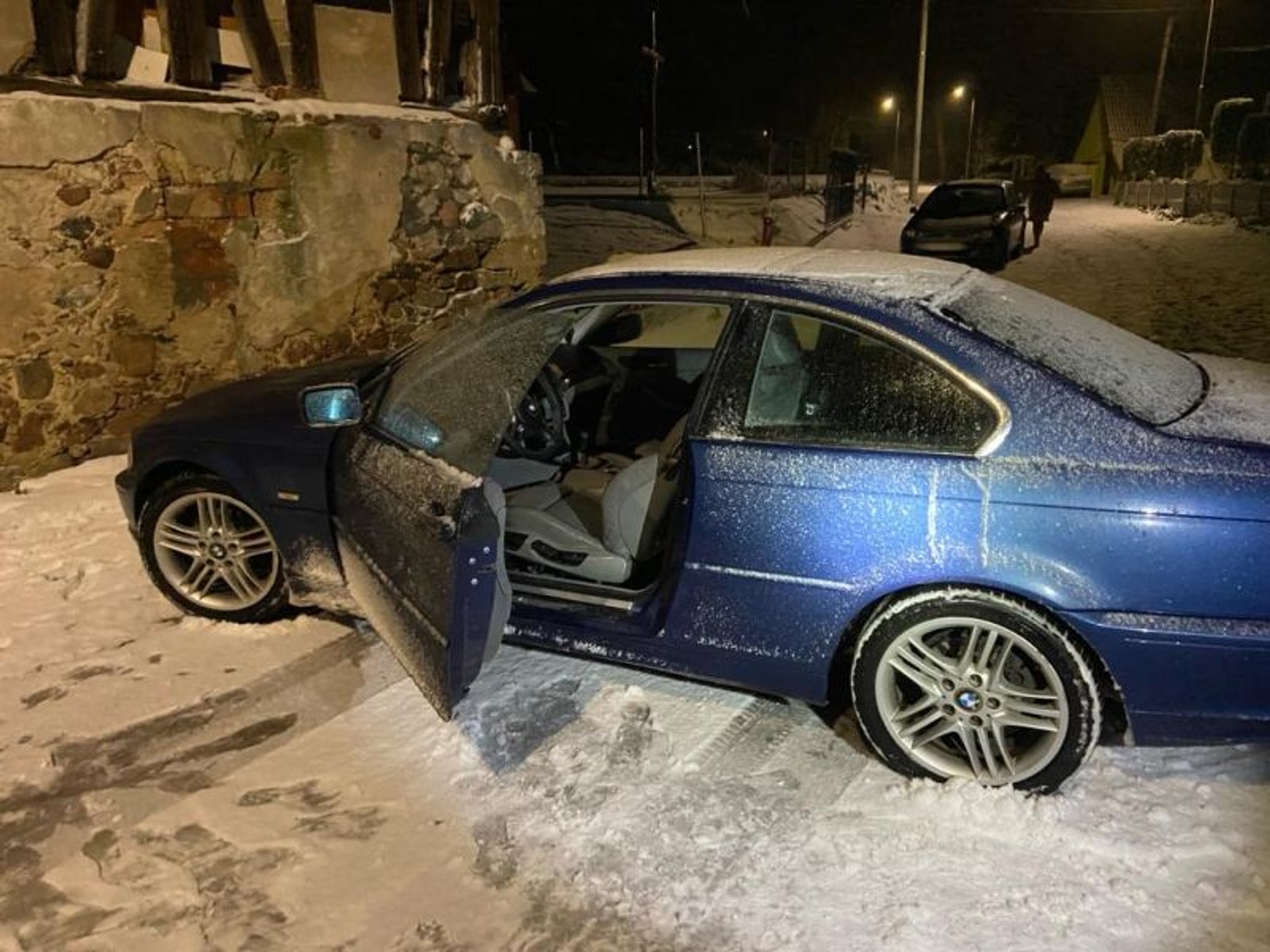 Pod pozorem pomocy ukradł BMW