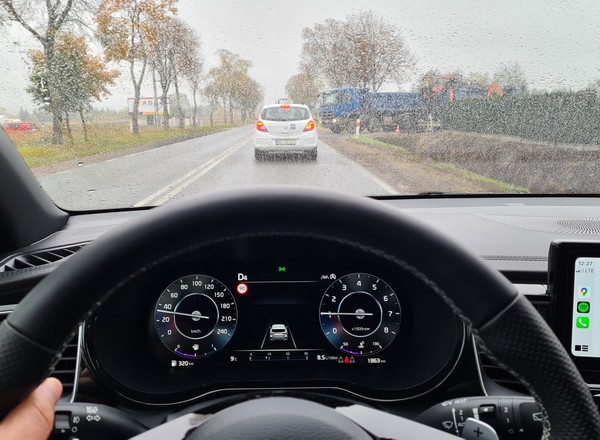 Im gorsza pogoda tym słabsi asystenci kierowcy