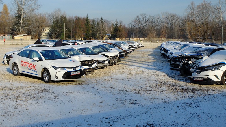 Skład wraków samochodów carsharingowych na warszawskiej Białołęce