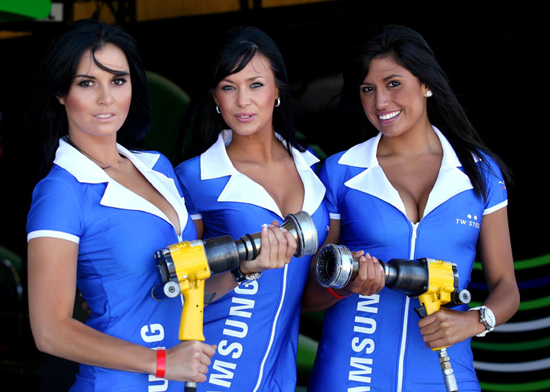 Tylko u nas: dziewczyny bawią się narzędziami