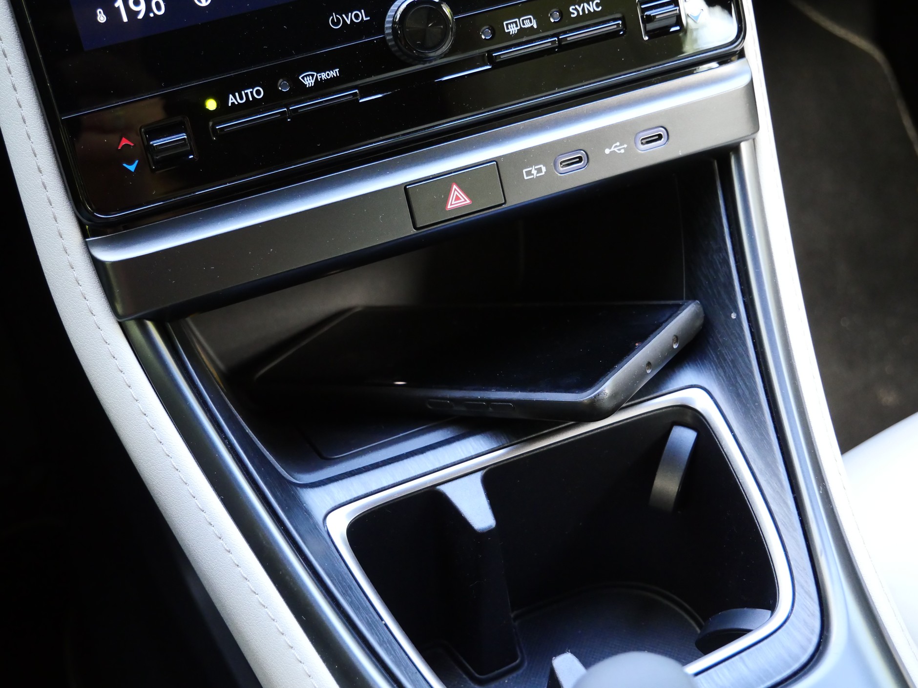 Nie do końca przemyślana wnęka na telefon z płytką indukcyjną