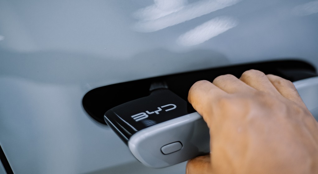 Chowana elektryczna klamka w samochodie