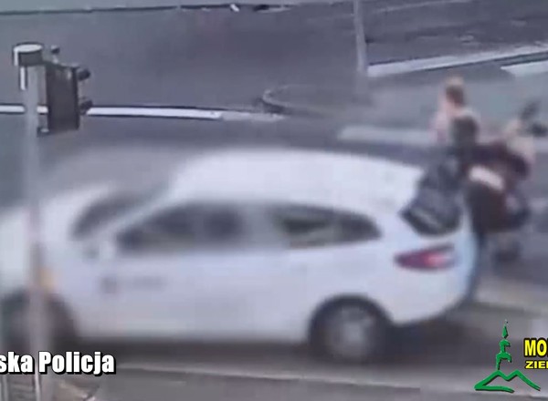 Potrącił dwóch nastolatków na przejściu. Sytuacja oczywista, ale czy piesi są bez winy?