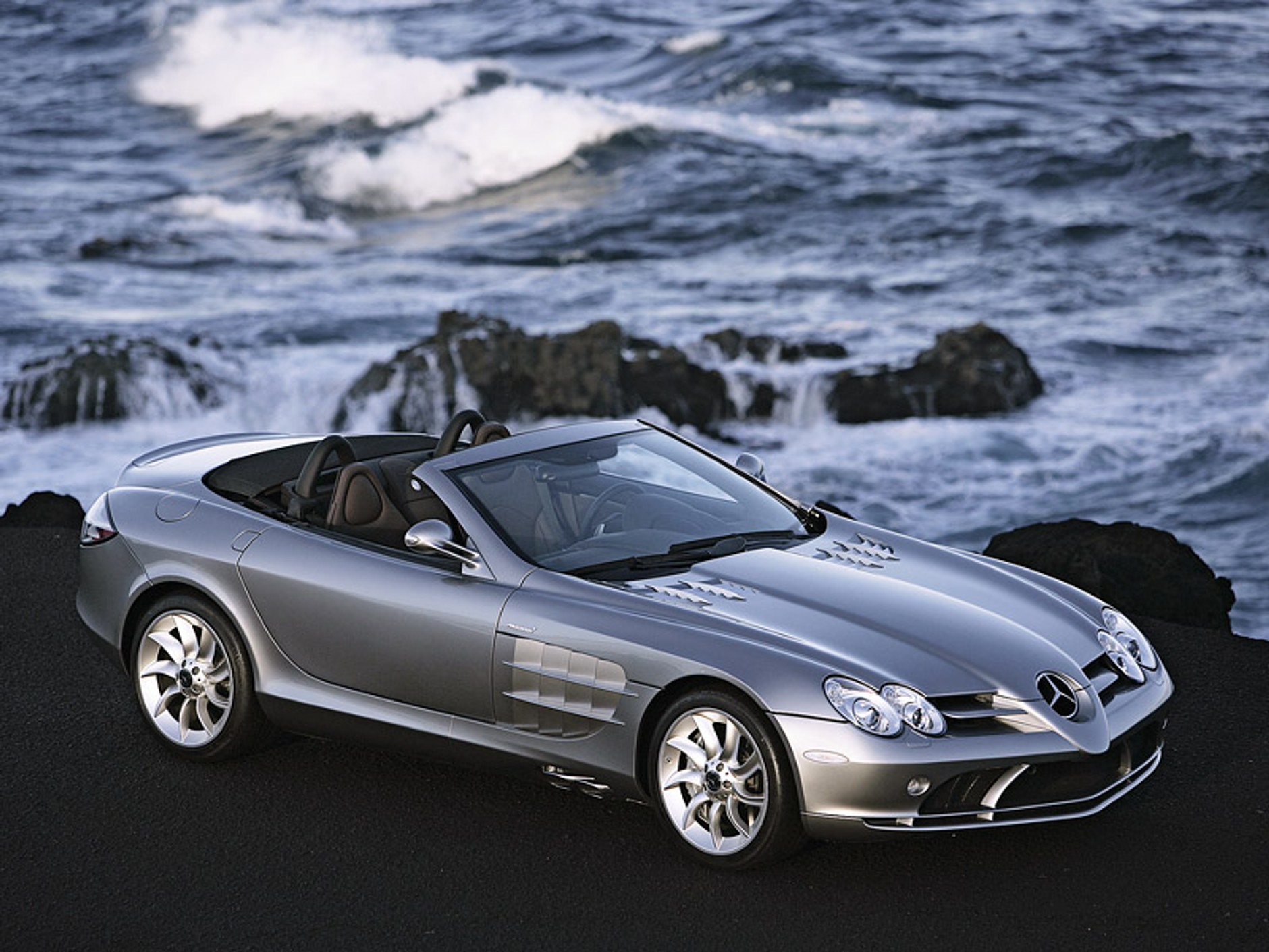 Mercedes-Benz SLR McLaren Roadster – kwiaty we włosach potargał wiatr...