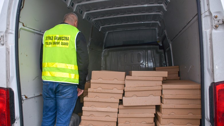 Kartony z nielegalnym towarem