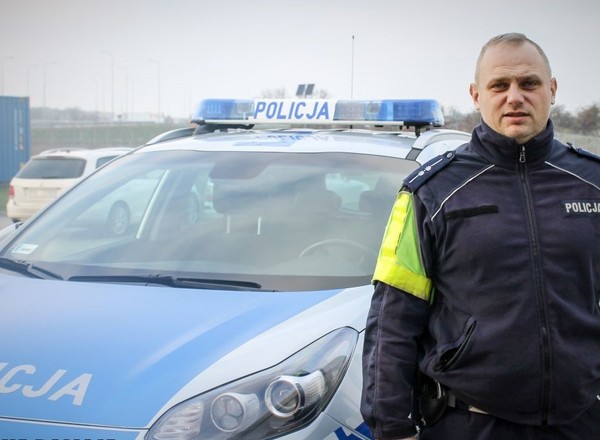 Rowerzysta zawdzięcza życie policjantowi. Nie wahał się ani chwili