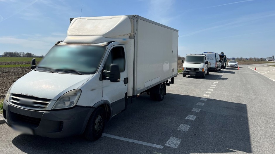 Tir przewoził za dużo kukurydzy, a bus przesadził z warzywami